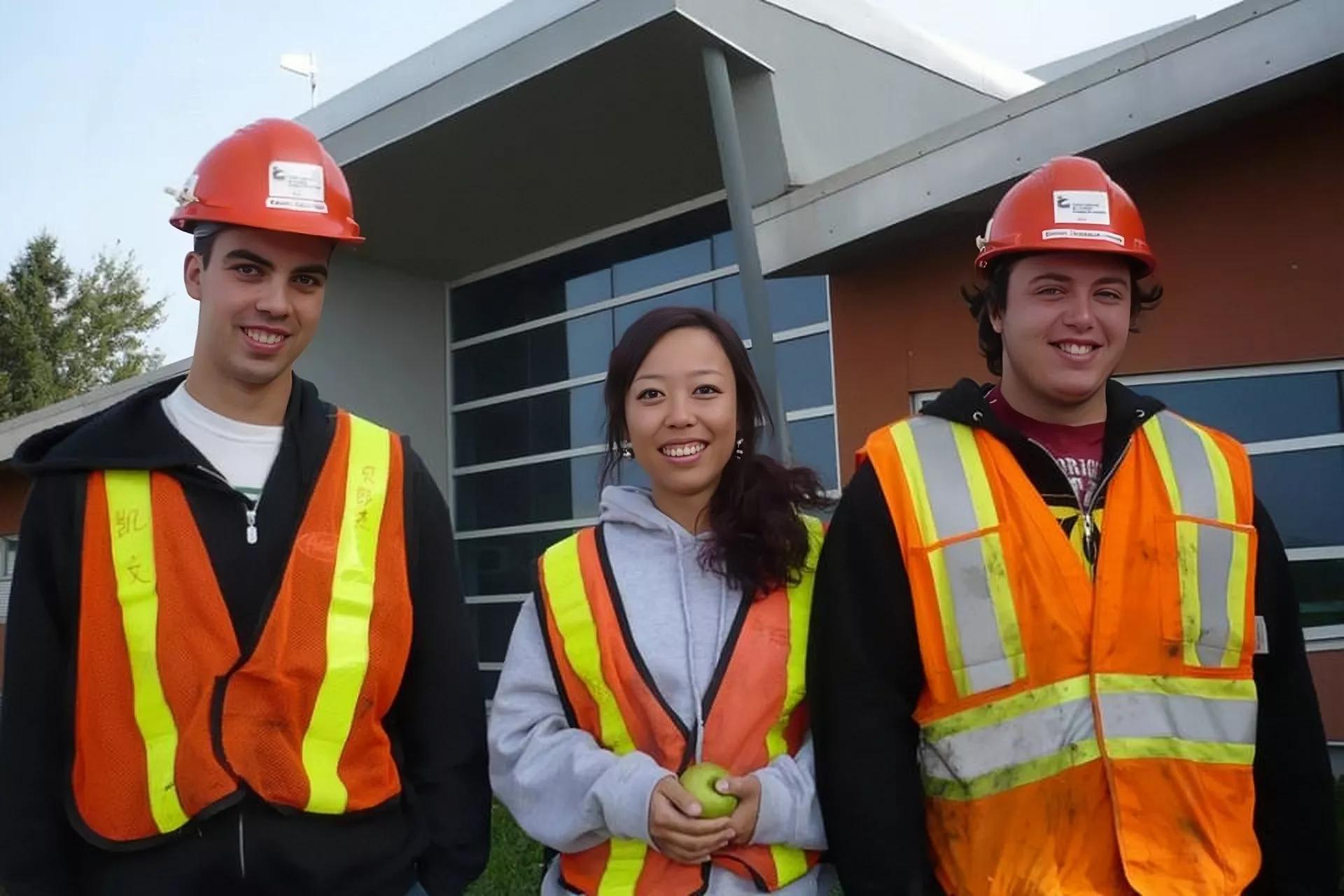加拿大开挖掘机的女孩,在加拿大开挖掘机
