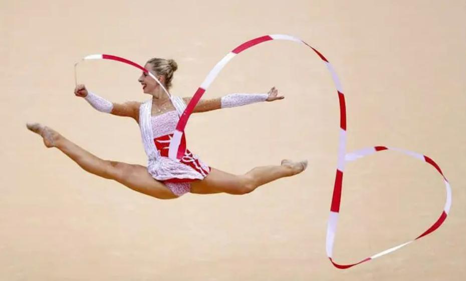 网红阿爽铁三穿着引争议,阿爽打扮