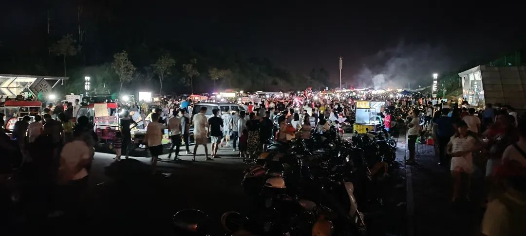 南宁网红夜市喧嚣背后：一天清理两大车垃圾，摊主清早赶来“占位”