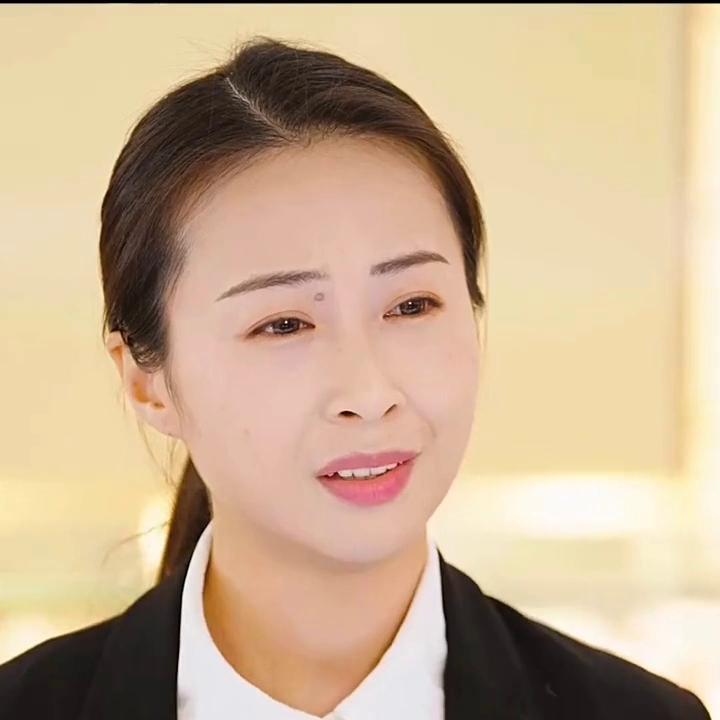 退伍军人回家被女友看不起,退伍老兵带老婆买首饰被看不起