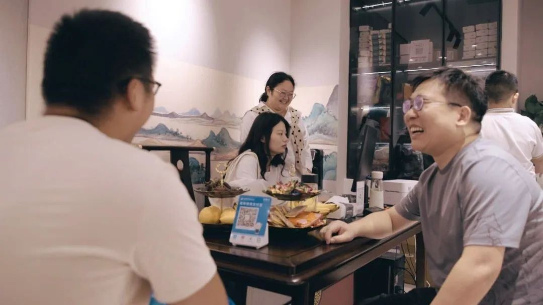 明星婚礼带火婚纱产业，创业夫妻借力电商卖火秀禾