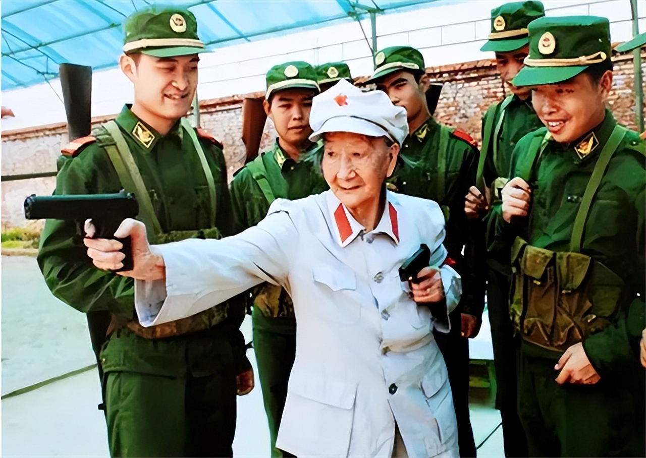 女红军长征与丈夫分离,54年后在北京重逢,对方已是国家大人物