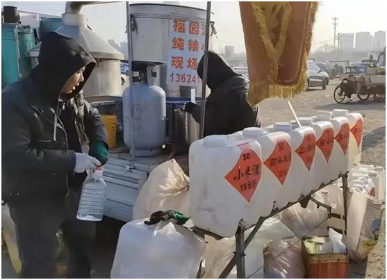 农村集市摆摊卖自己烤的酒,北方集市摆摊卖现酿白酒