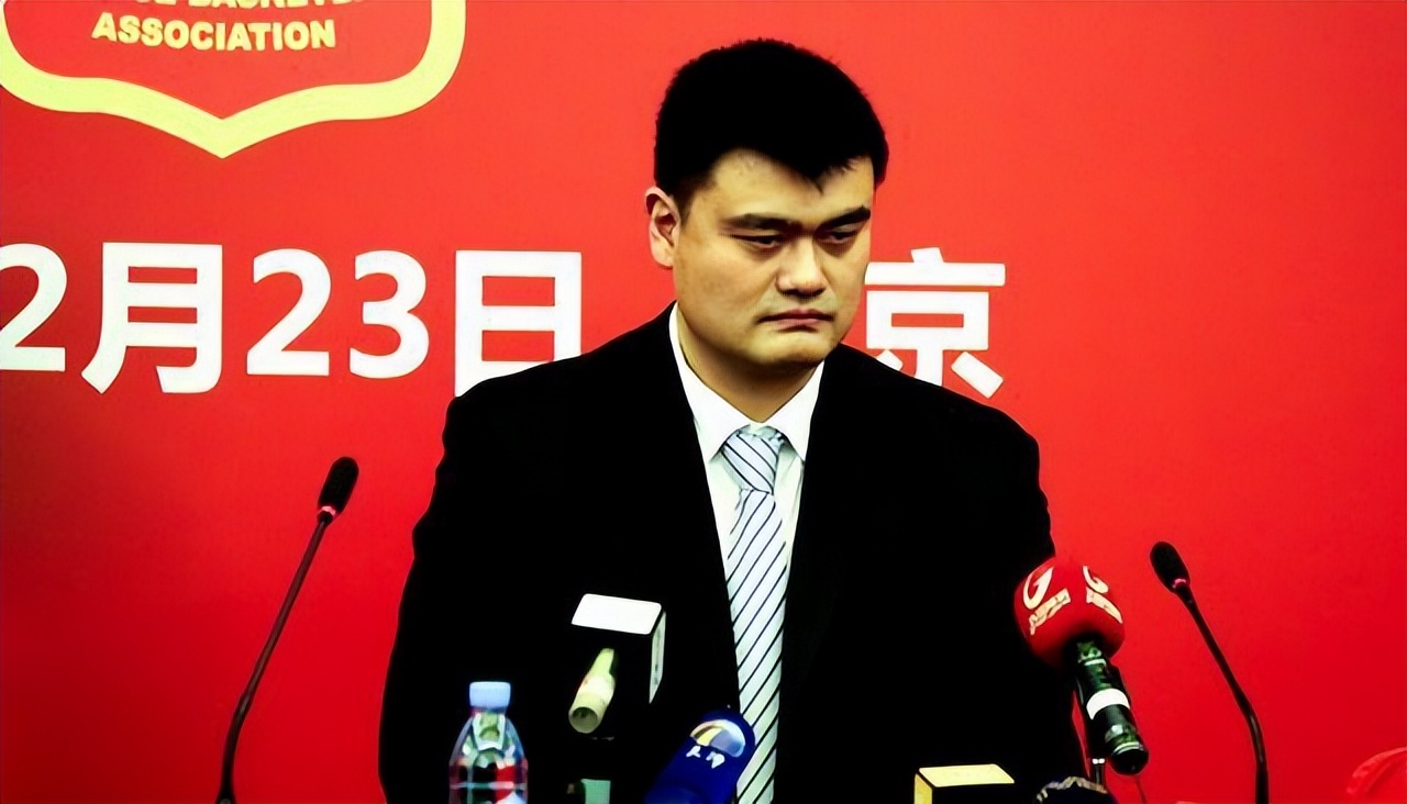 李梦wnba入场绿色穿搭与队友拍照,李梦wnba现场更换球衣