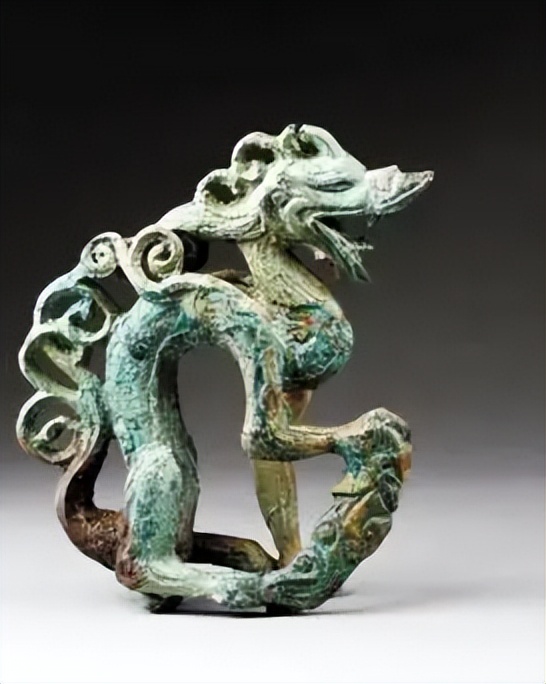 老汉田里挖出铜龙,老汉遗体挖出青铜龙