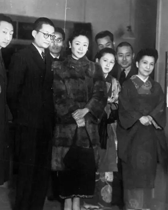 紫禁城最美三格格，在新中国摆摊卖香烟，毛主席为她点了个赞