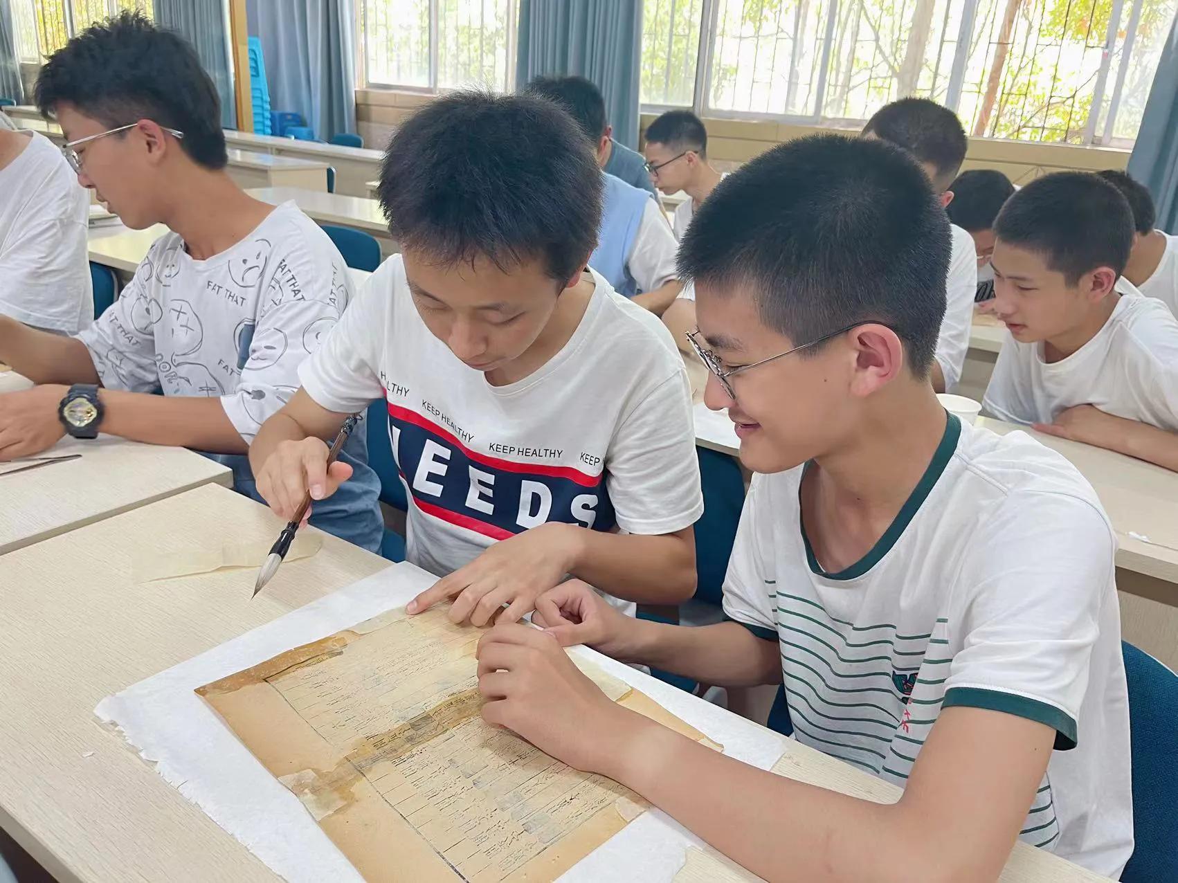 昆明师专附中读书日看书修书装书总动员