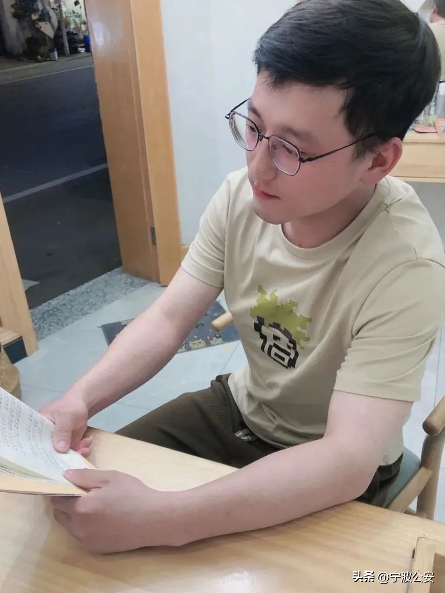 外卖小哥带着孩子送外卖警察帮忙,外卖小哥在十字路口执勤