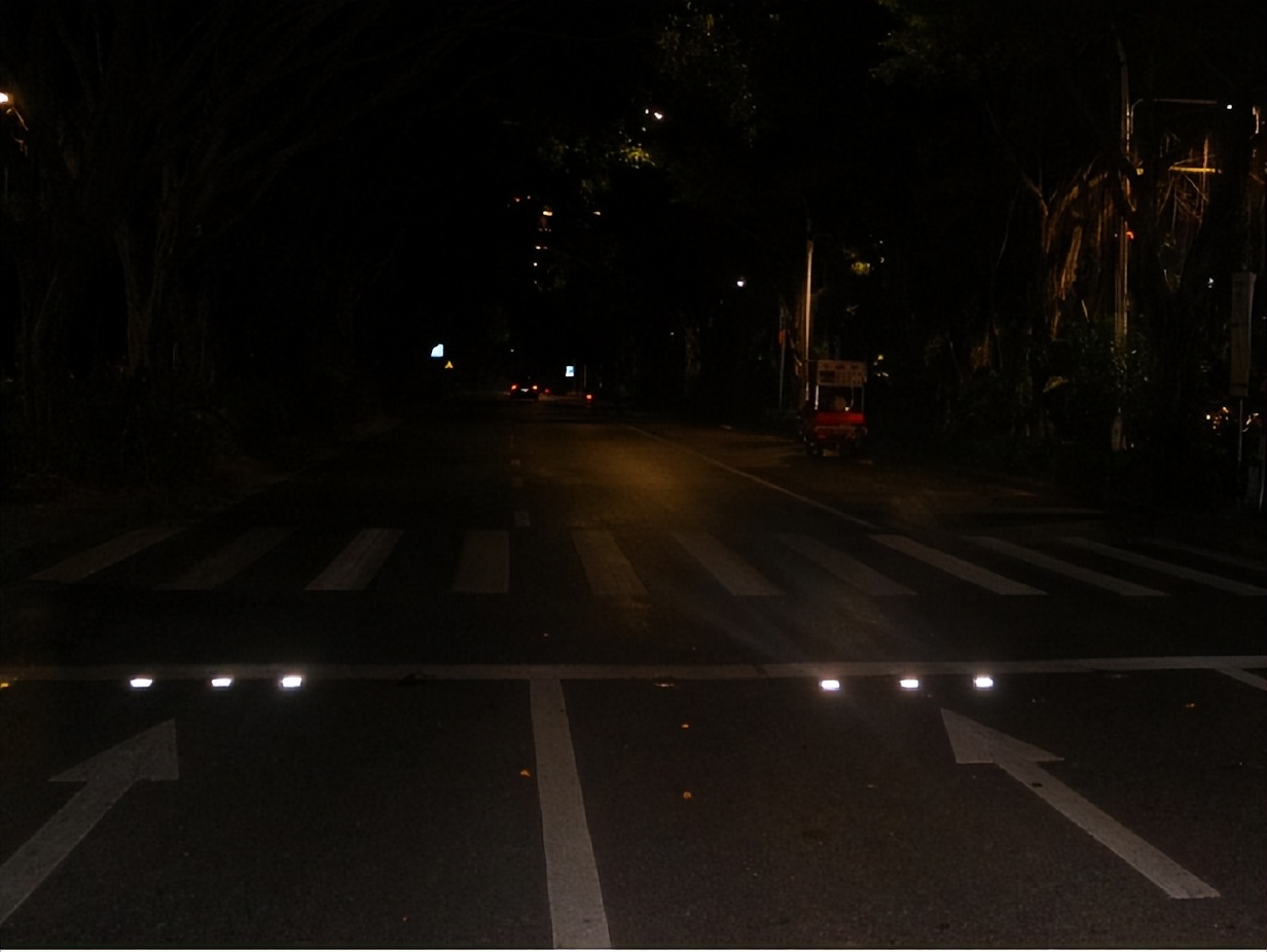 南宁交警护航视频,南宁发光斑马线抓拍