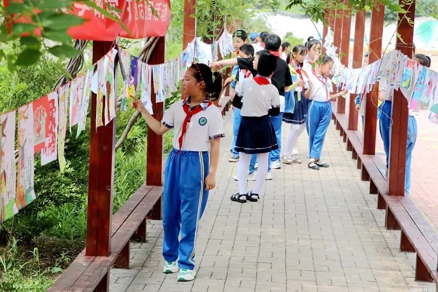 六一儿童节花儿与少年,六一儿童节花儿向阳开