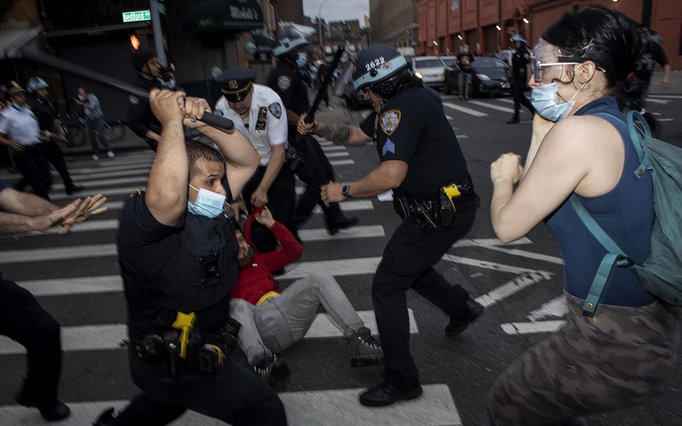 “法国之春”外溢，美国还想“隔岸观火”，华盛顿却响起爆炸声