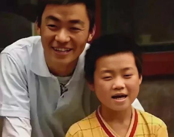 王宝强和儿子日常生活中照片,王宝强晒10岁儿子近照