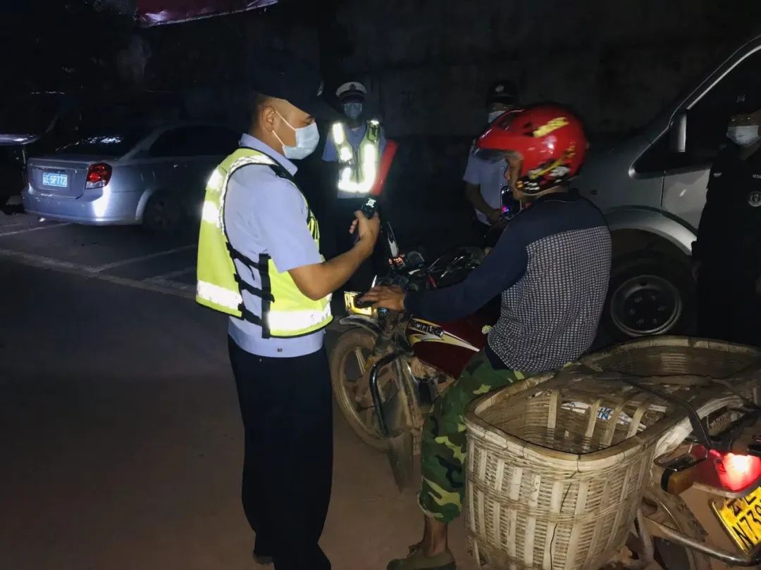 双柏县公安机关警力下沉乡镇派出所开展农村严重交通违法行为专项行动丨百日行动