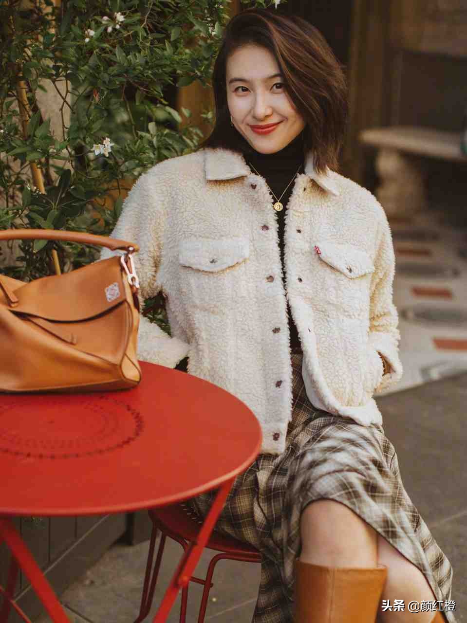 又火了一种穿法叫“羊毛羔外套+半身裙”，洋气精致还保暖，太美