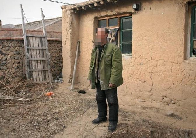 红毛猩猩被囚六年，培养成泄欲工具，身上溃烂也得接客