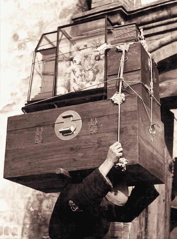 日军兽行：当着男人的面玷污了女儿，临走还残忍割下妻子乳房