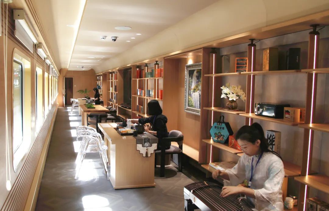 音乐酒吧、茶室、儿童游乐室、图书室……“林都号”获赞轨道上的“星级游轮”