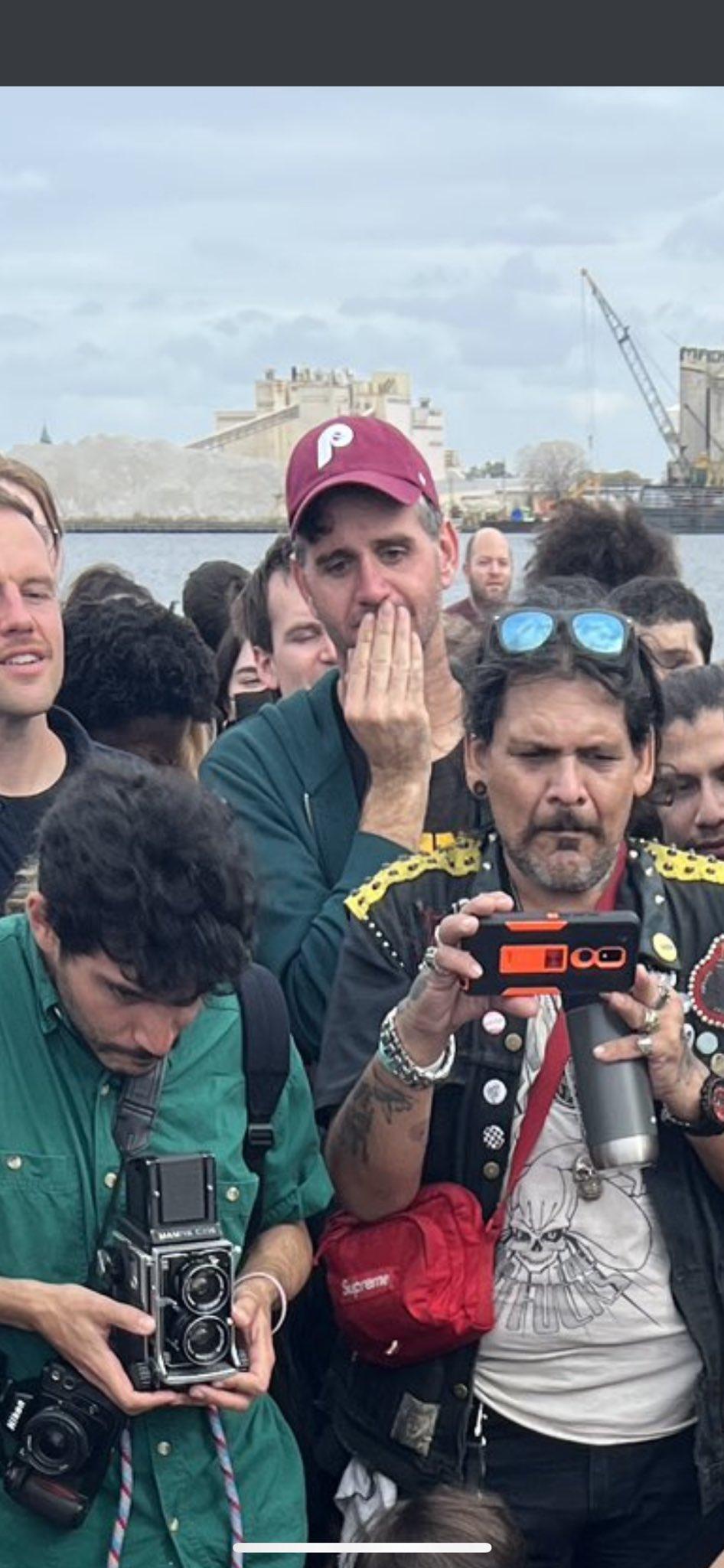 为拯救世界，美国帅哥决定狂吃40只鸡！全城500人现场围观加油