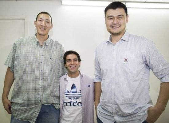 这就是跟姚明合影的下场!科比秒变“175”,看到曾志伟忍不住了