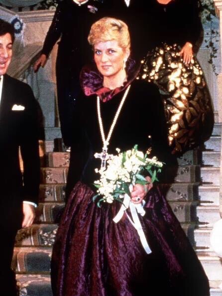 戴安娜天鹅湖项链套装拍卖 (戴安娜为什么要卖掉20件王室礼服)