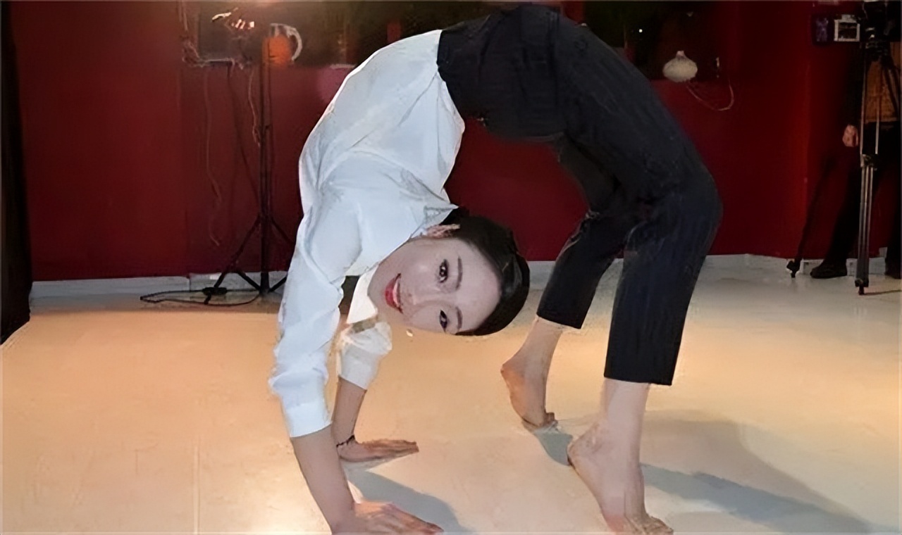 小姑娘柔术各种高难度动作,世界公认第一柔术美女