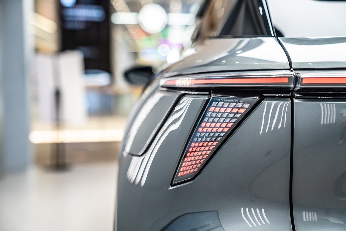 来看一个伪装成SUV的“机器人”