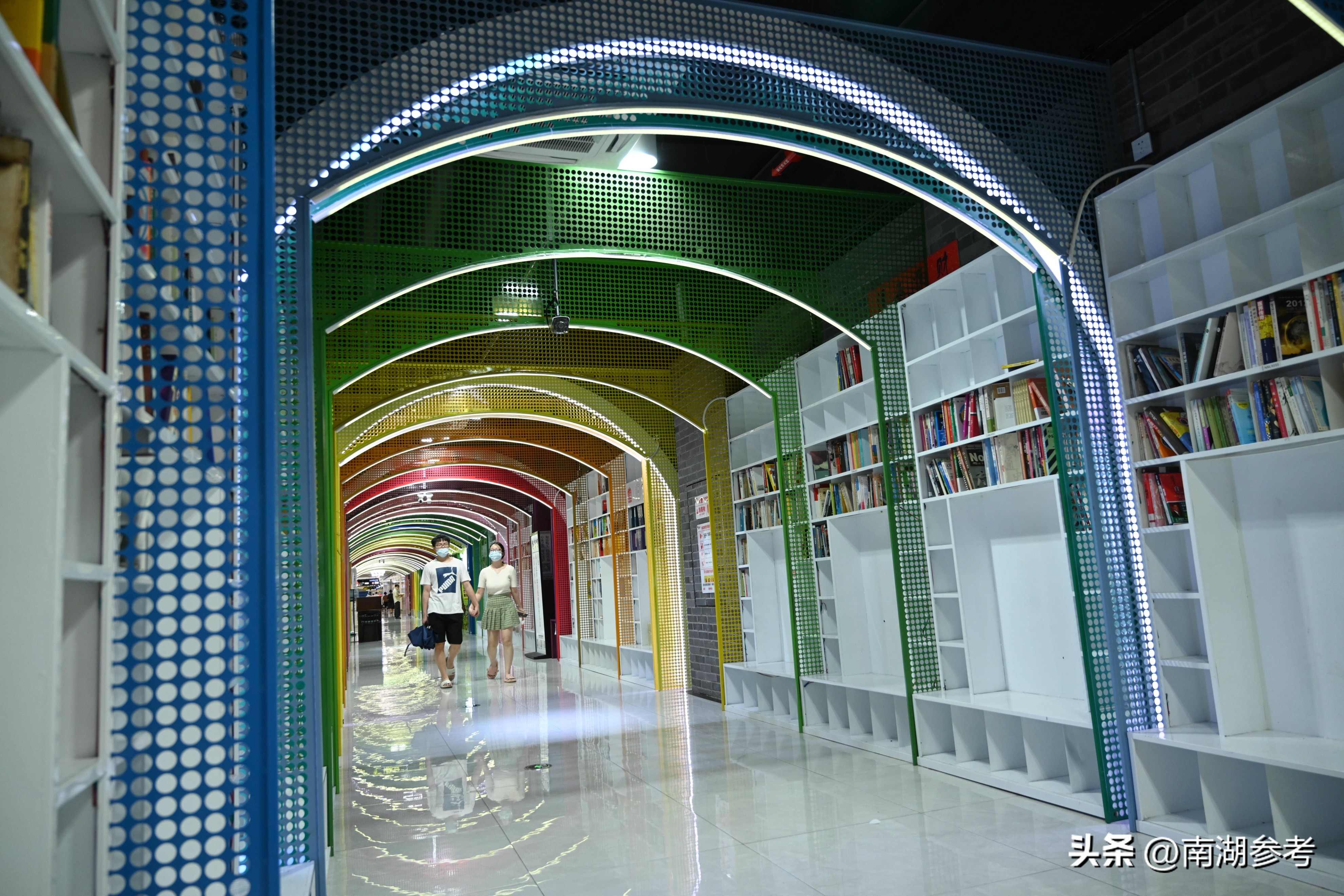 南宁24小时营业的书店,南宁地铁站现百米彩虹书店