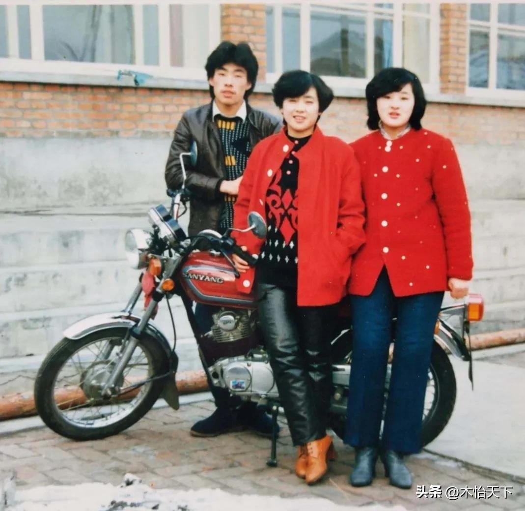 三十多年前的一张老照片,村里第一辆摩托车