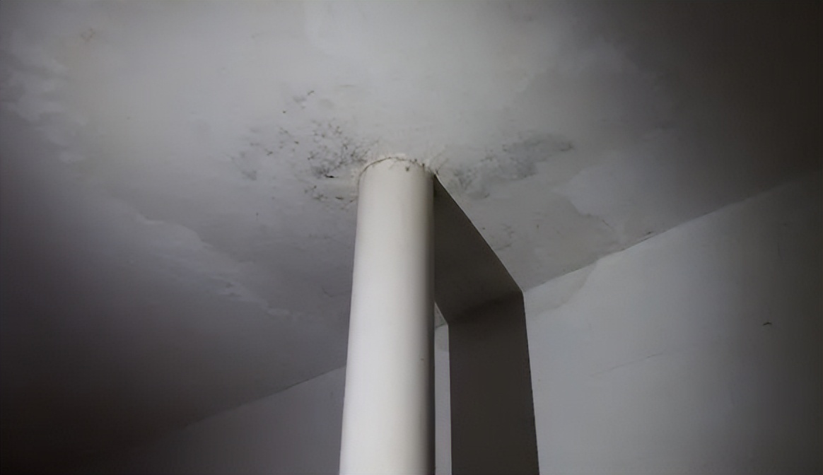 卫生间漏水到墙上如何处理,卫生间漏水到楼下维修大概多少钱