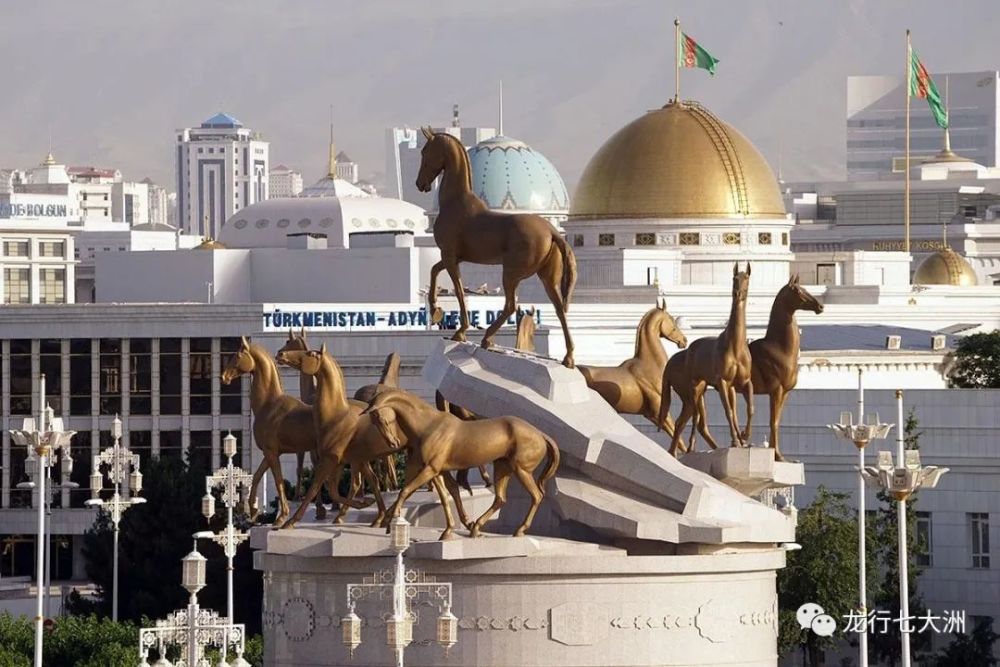 亚洲唯一中立国，水电免费汽油仅一毛，这个国家为何能闷声发大财