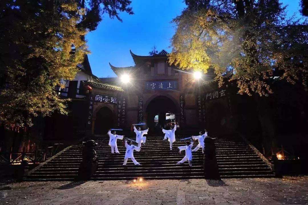 拜水都江堰问道青城山类似的话,拜水都江堰的拜水什么意思