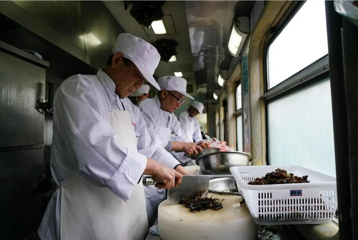 为什么火车盒饭越来越便宜,火车上的盒饭为何最后便宜