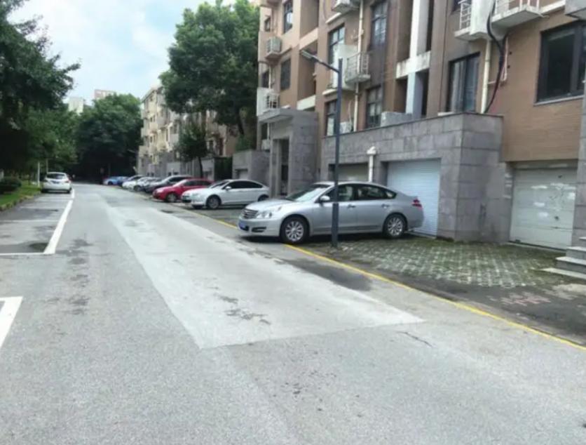 买了车库很闹心，两位业主进入文明交流状态，这到底是谁更有理？