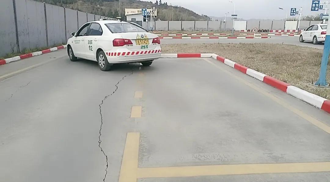 科目二压不住车速老是停车怎么办,科目二离合器怎么压才稳