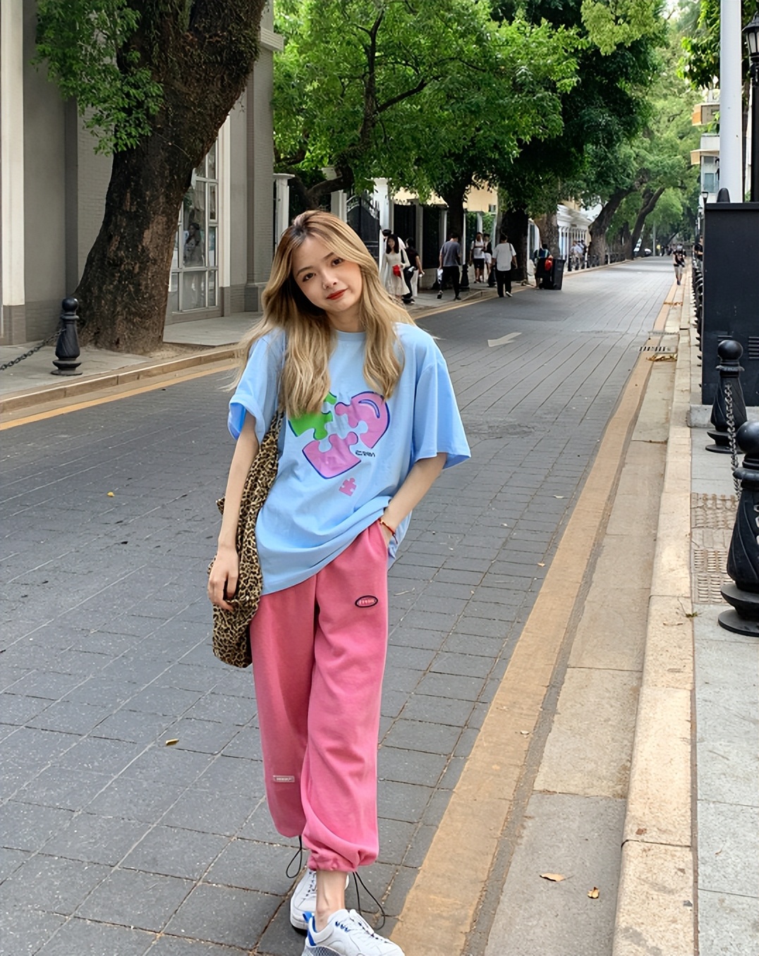 浅蓝色t恤搭配什么裤子男,浅蓝色t恤搭配什么颜色的裤子