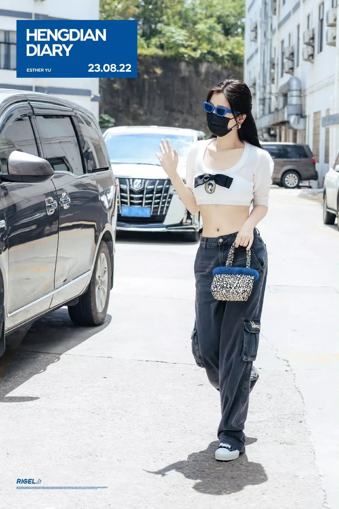 虞书欣粉色露背小吊带搭配,虞书欣粉黑蕾丝吊带造型