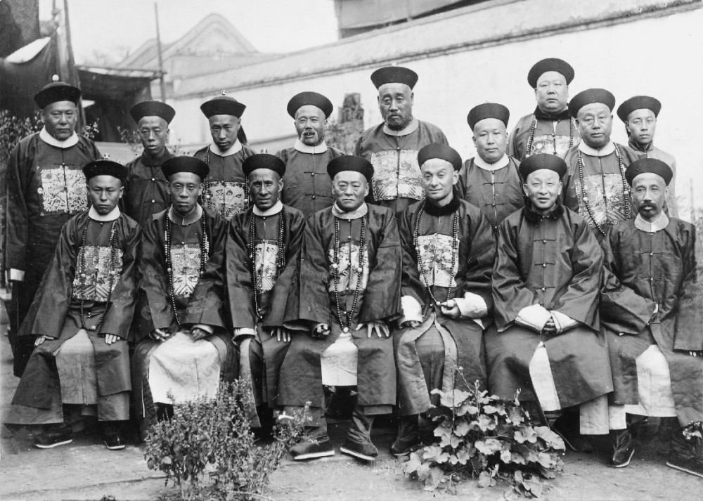 晚清*片鸦**危害:男子瘦骨嶙峋女子媚态百出,任人摆布!可悲可叹!