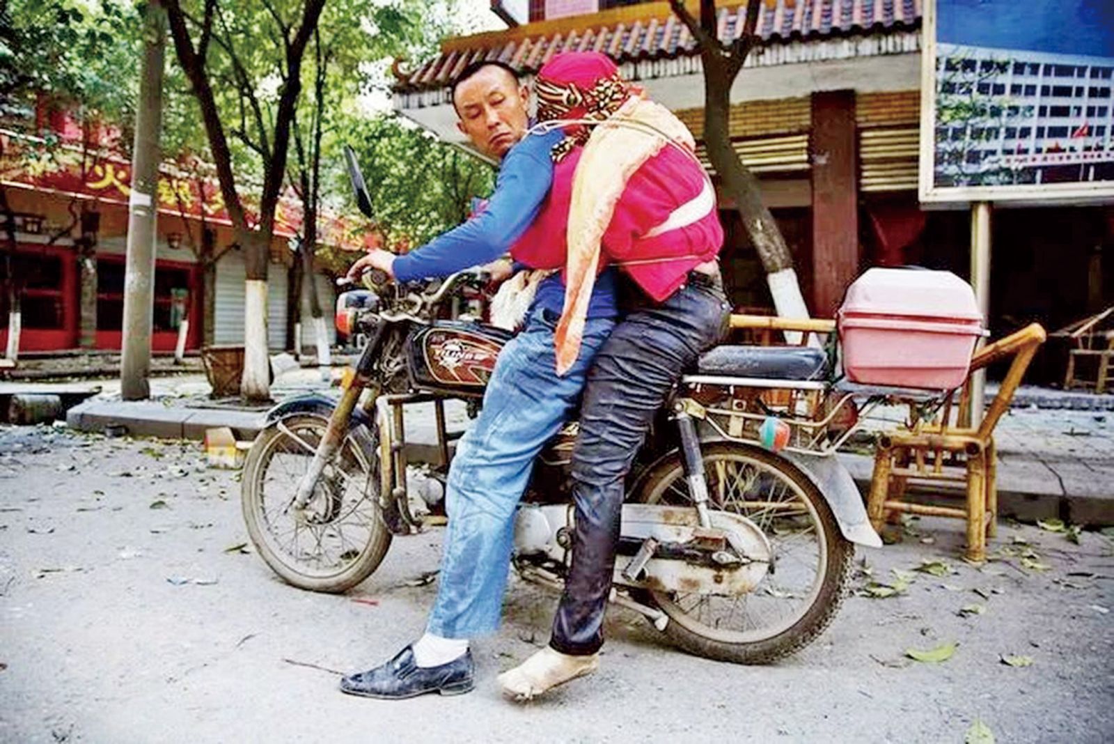 2008年，背亡妻回家的好男人，半年后却闪婚女网友，如今他怎样了