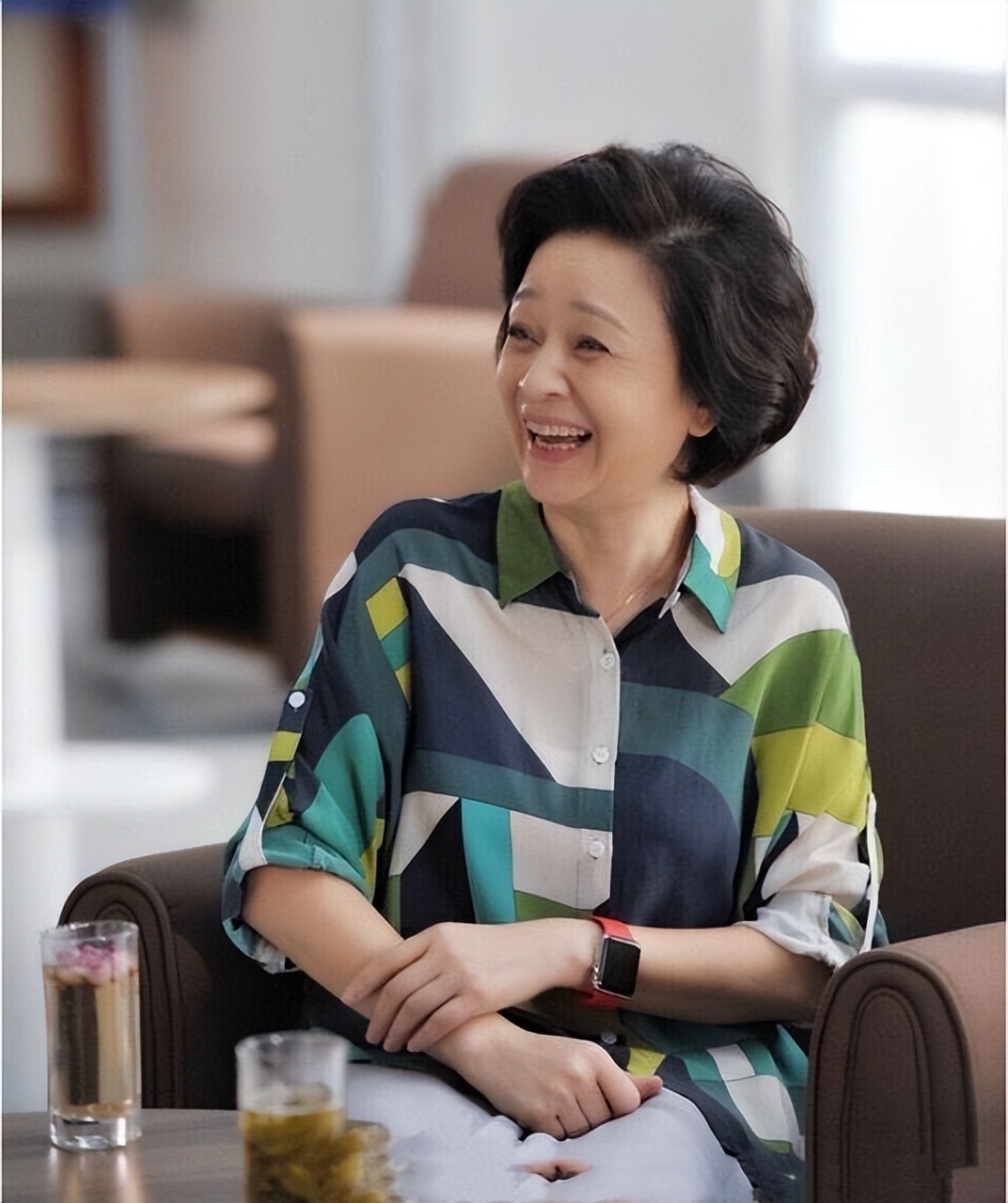 当64岁刘莉莉换了发型，才发现：微胖女人烫卷发，老了也能变洋气