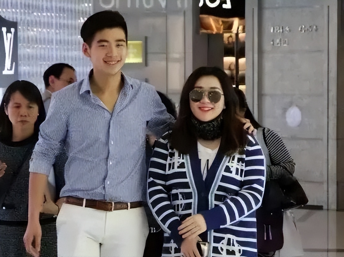 何超盈婚后低调,何超盈几岁结婚