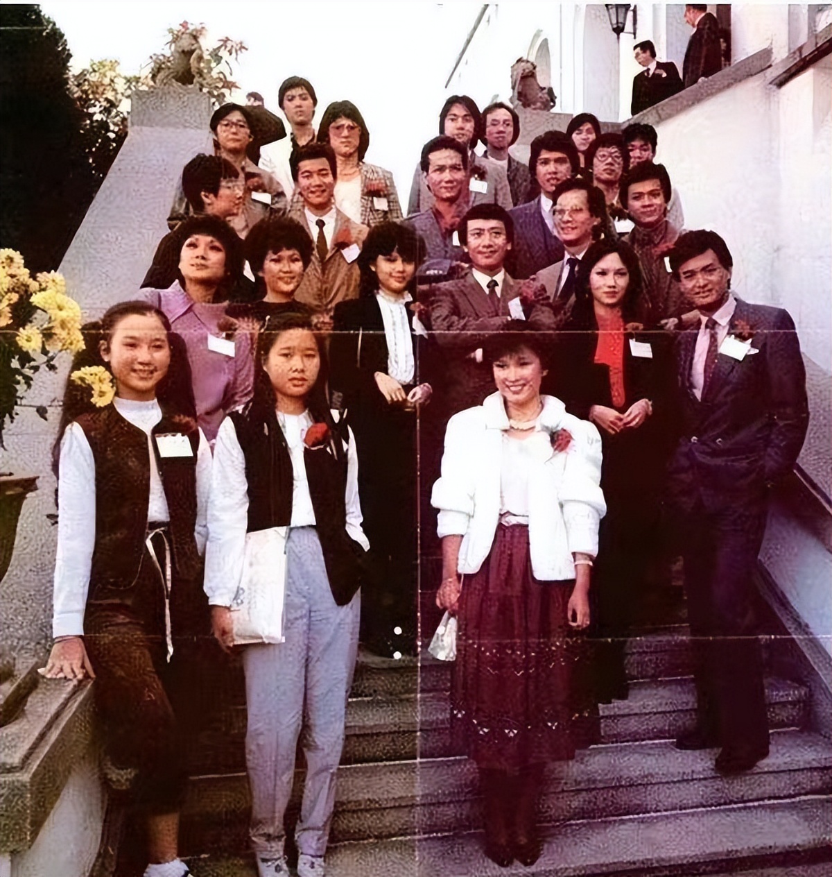 郑欣宜穿婚纱唱歌演唱会,郑欣宜罗文演唱会