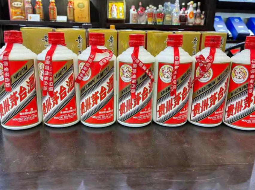 茅台用矿泉水瓶装好吗,真正茅台酒是瓷瓶还是玻璃瓶