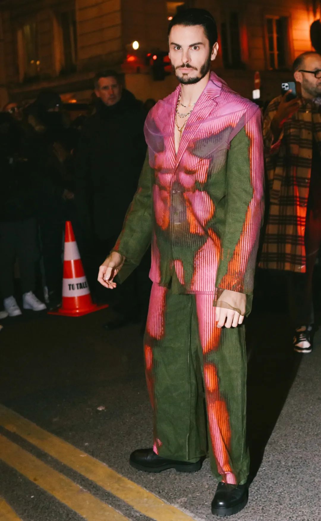 男明星宫廷风男西装搭配,最新男明星穿搭