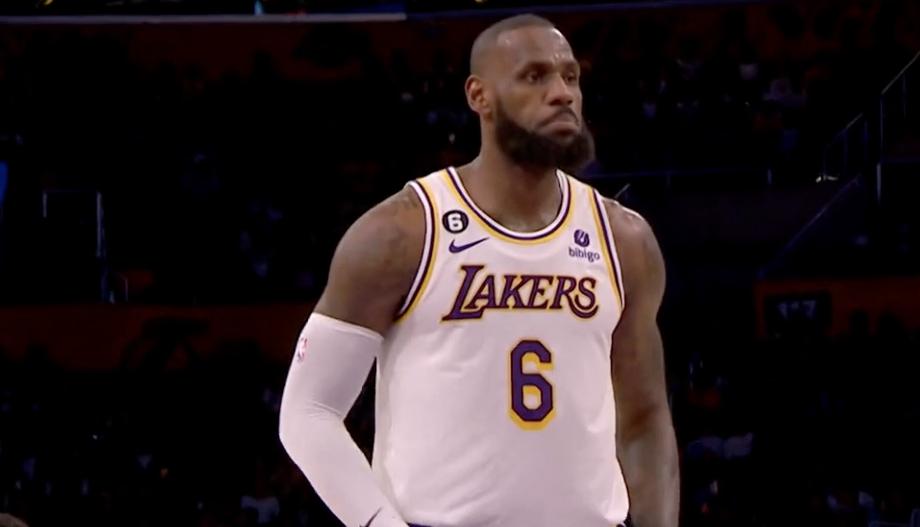 湖人将对战勇士詹姆斯三分绝杀,勇士库里对战湖人詹姆斯