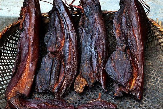 腌腊肉的时候发霉了咋回事,腊肉盐放多了可以缩短腌制时间