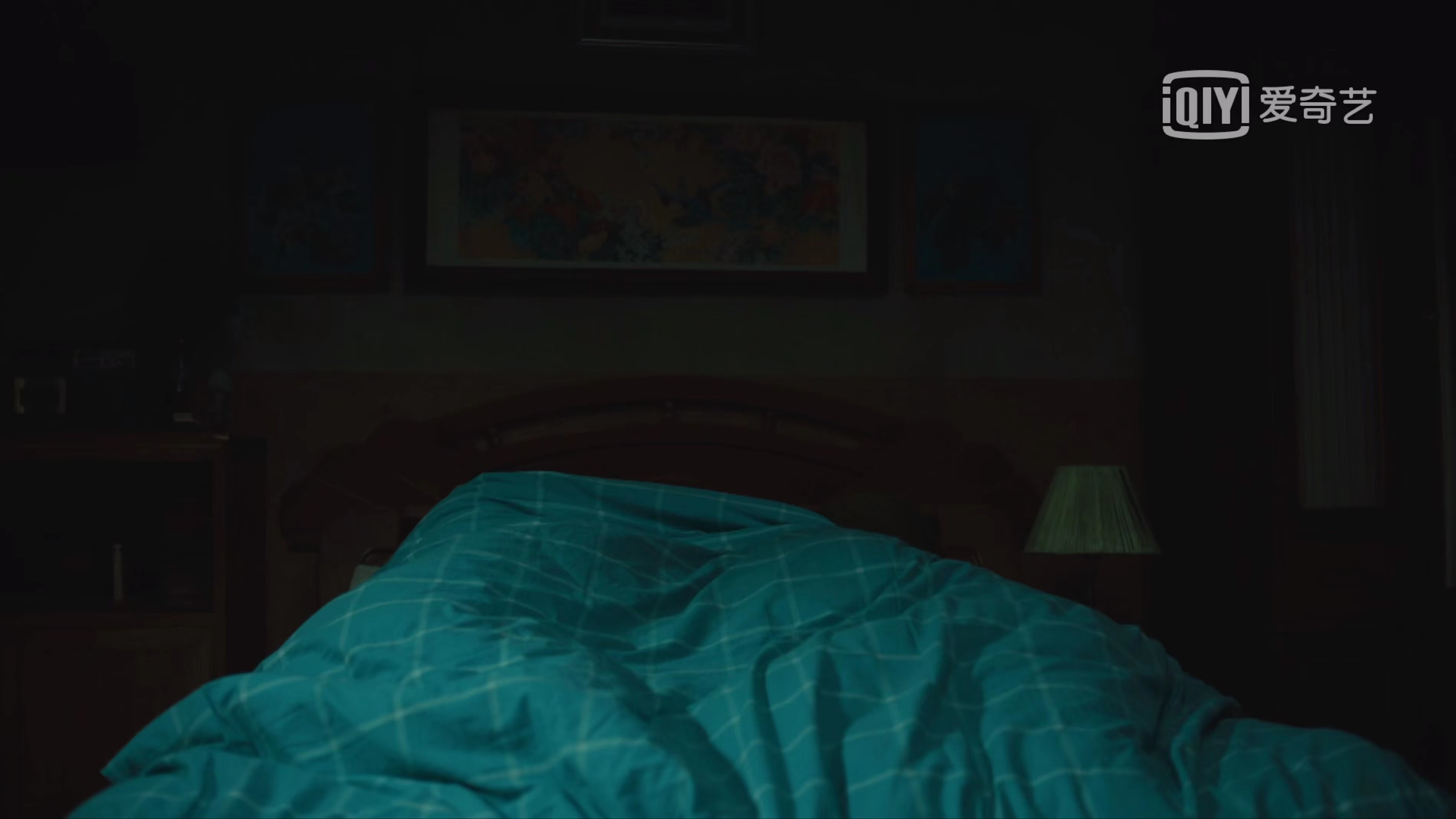 《人世间》：兰蔻小黑瓶、电动沙发，网友火眼金睛发现的14个穿帮