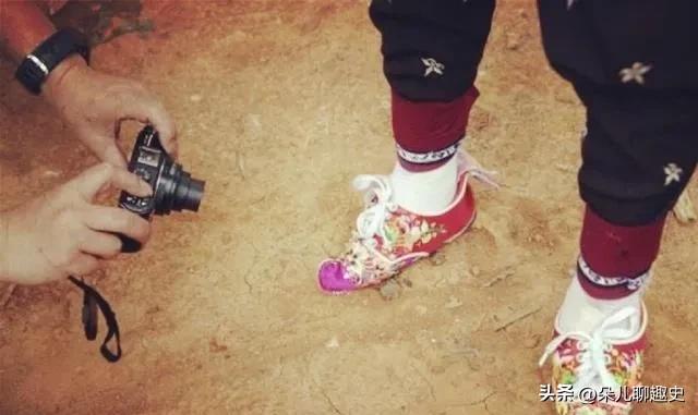 74岁大爷带小鞋鉴宝视频,大爷带三寸金莲鉴宝