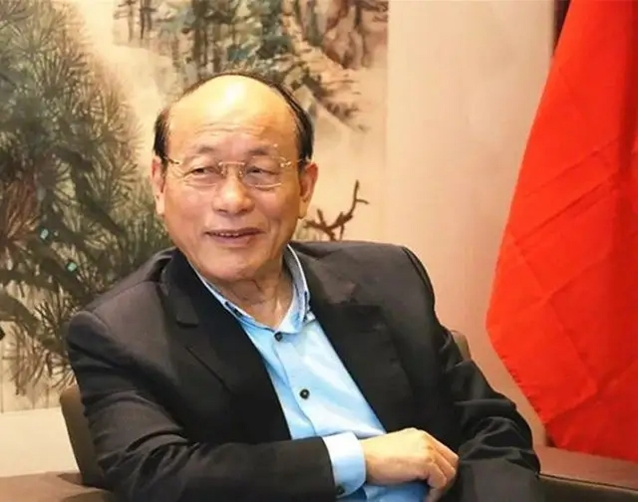 广东梅州大黑马：20岁考上人大，官至副部级，创办A股，身价240亿