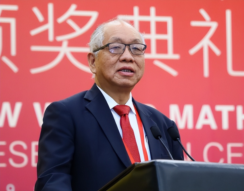 清华丘成桐班和北大数学系谁更强,北大数学教授丘成桐简介