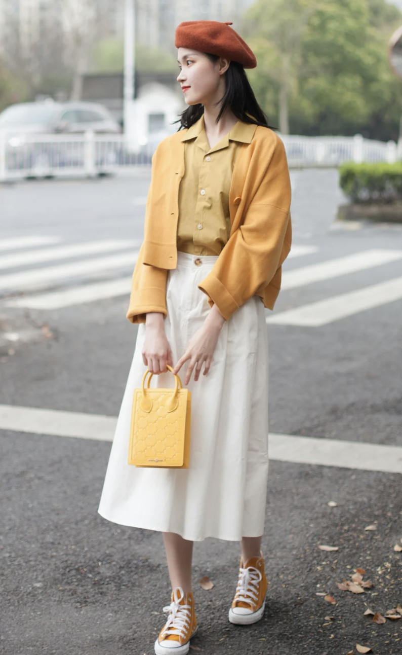 怕亮色服装翻车？记住“以色毒色”法则，轻松变街头“俏女郎”